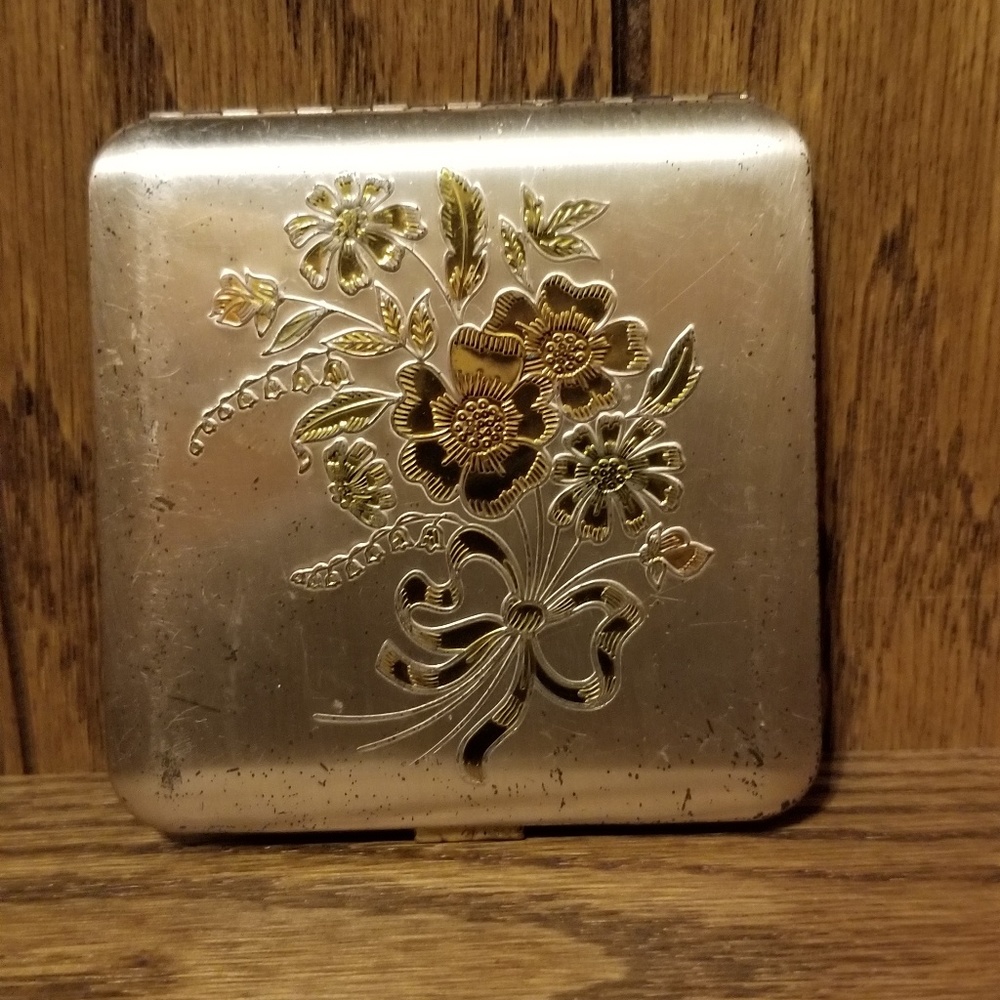 Beautiful vintage Dorset Fifth compact with mirror